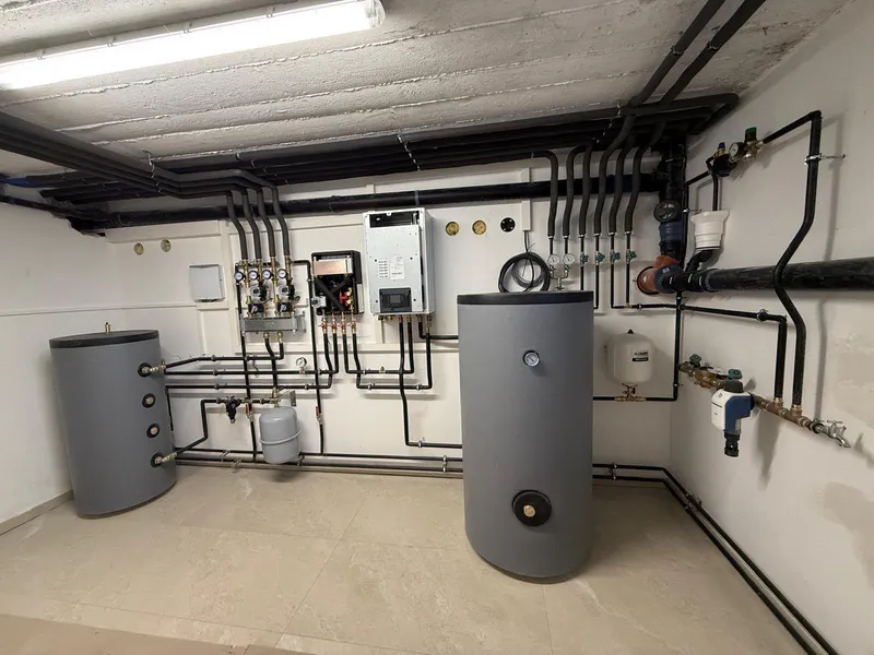 Neuer Heizraum – Gesamtansicht mit Puffer- und Warmwasserspeicher