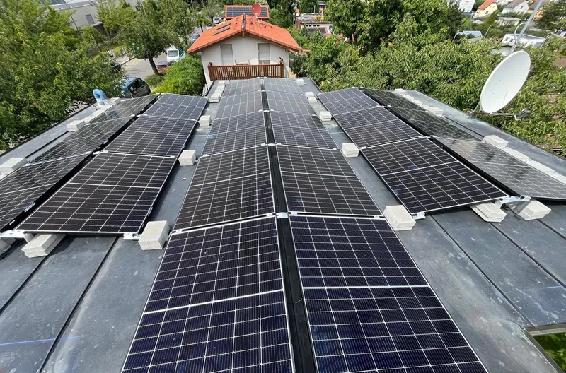 PV-Module auf ballastiertem Montagesystem