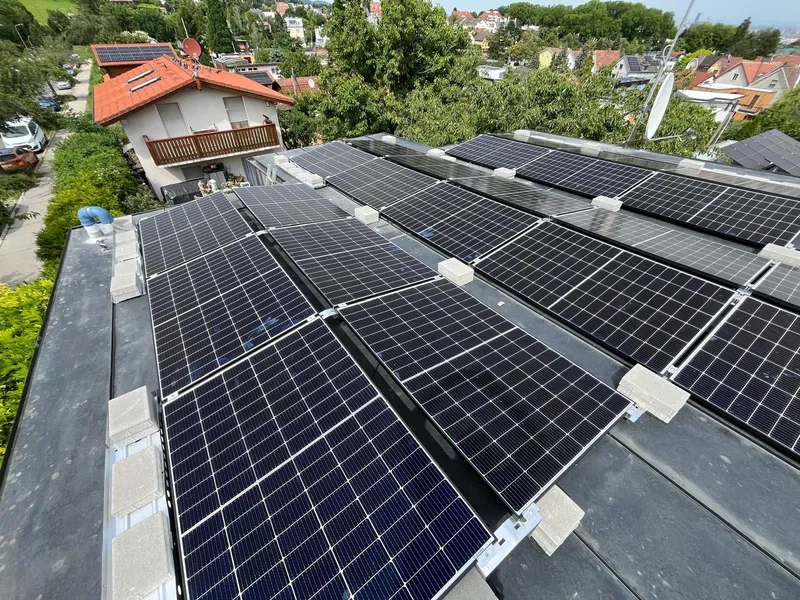 Photovoltaik-Anlage auf dem Flachdach – Gesamtansicht